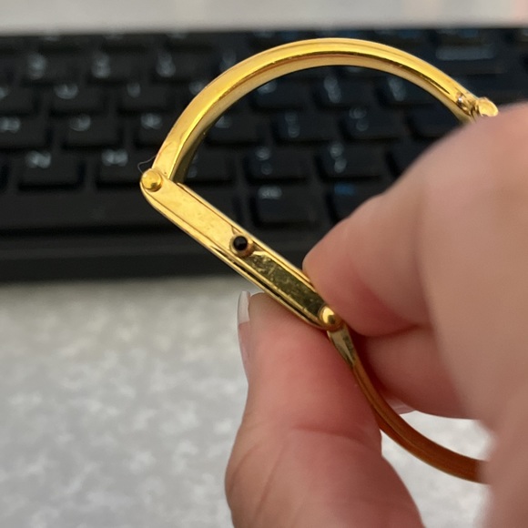 Gucci watch in 18kt gold plate. marks on one side of arm from being stored 🤩 - Picture 5 of 8